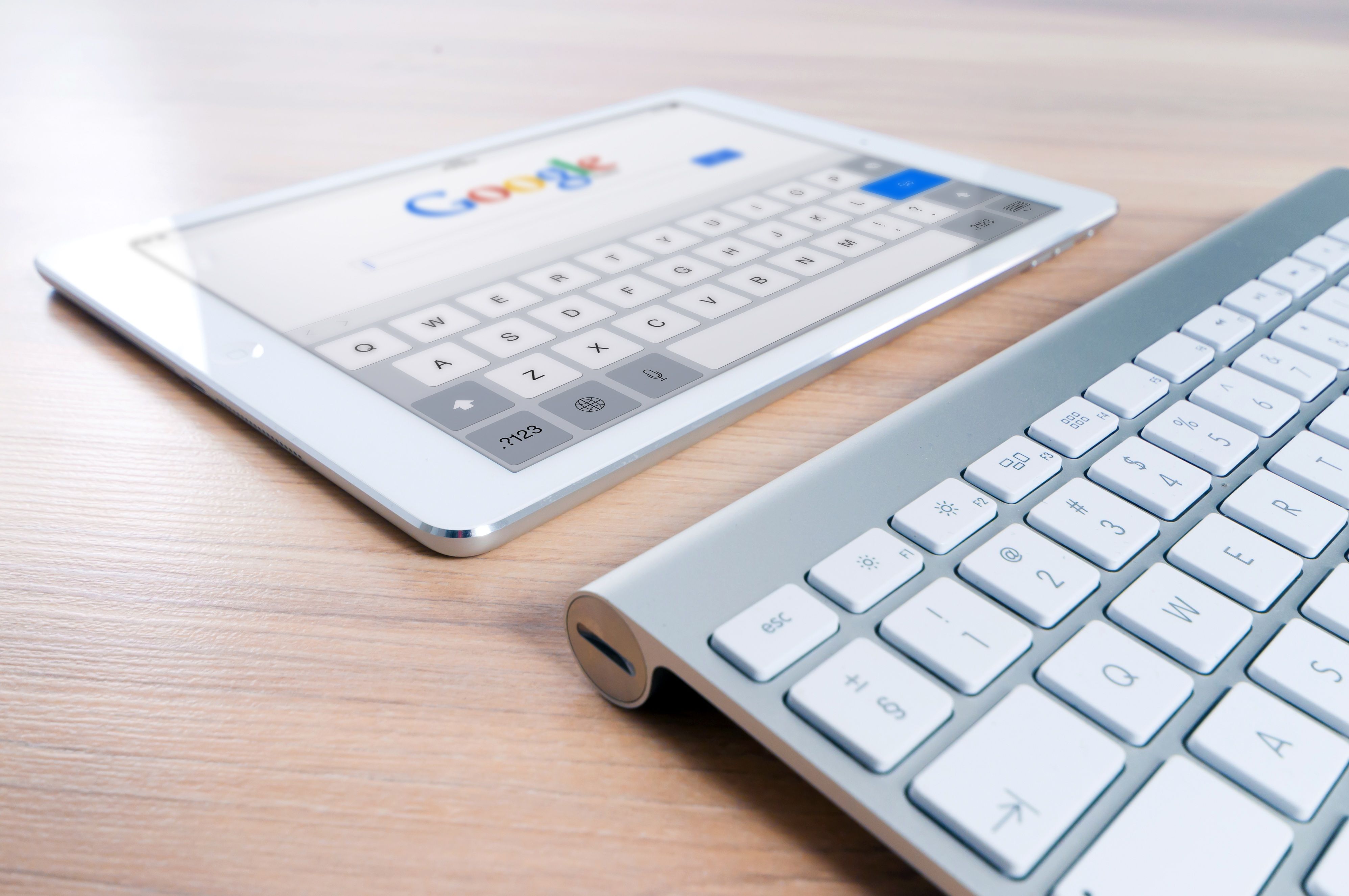 Laptop z włączoną wyszukiwarką Google