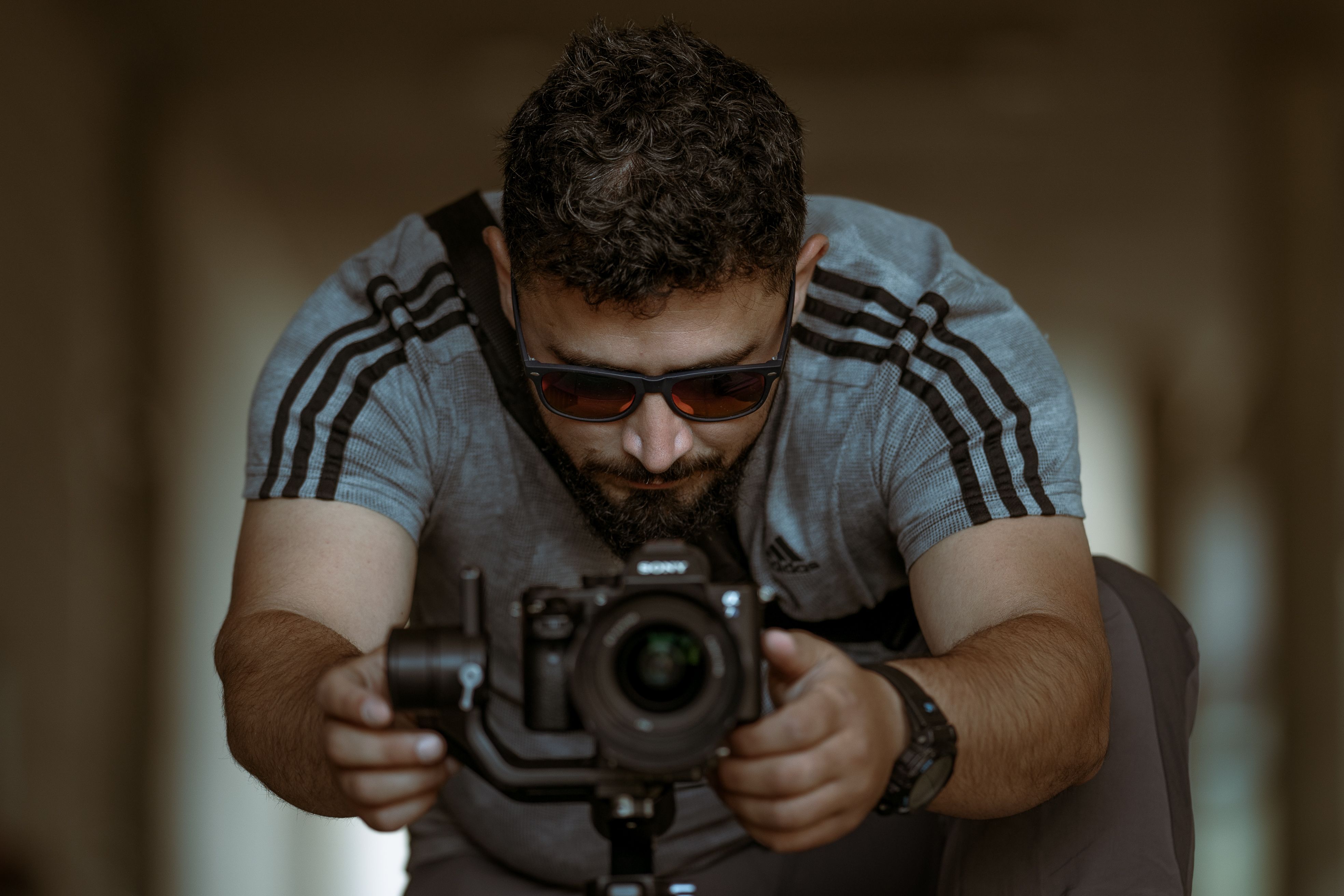 Zdjęcie pracującego fotografa
